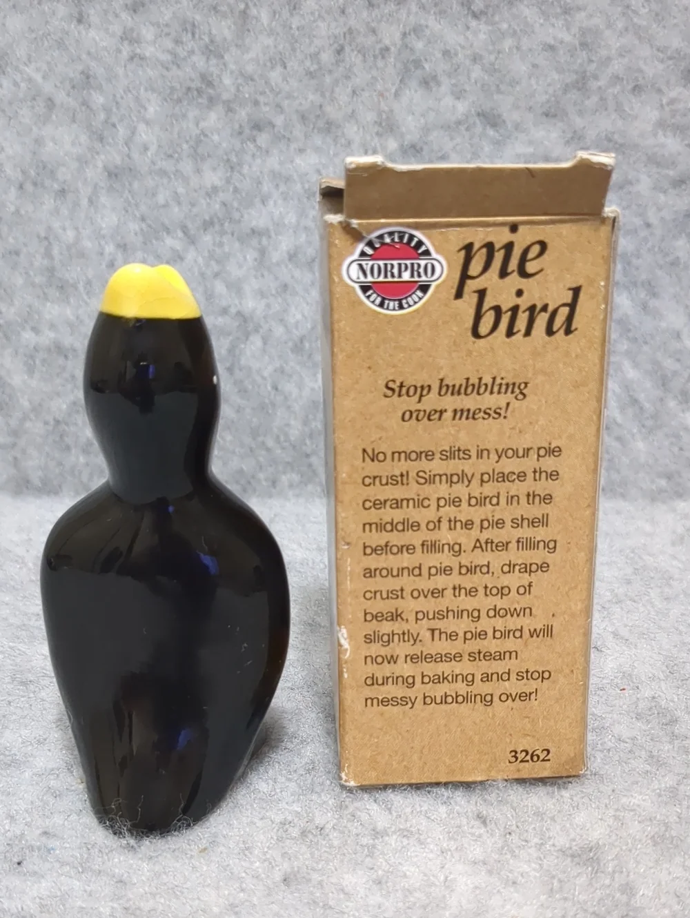 Vintage NORPRO Pie Bird Black Yellow Beak Pie Vent Classic Ceramic 4
